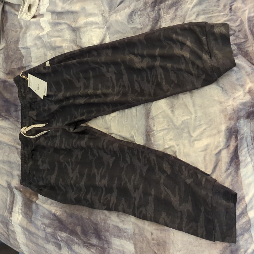 NWT Vuori Halo Performance Jogger Camo